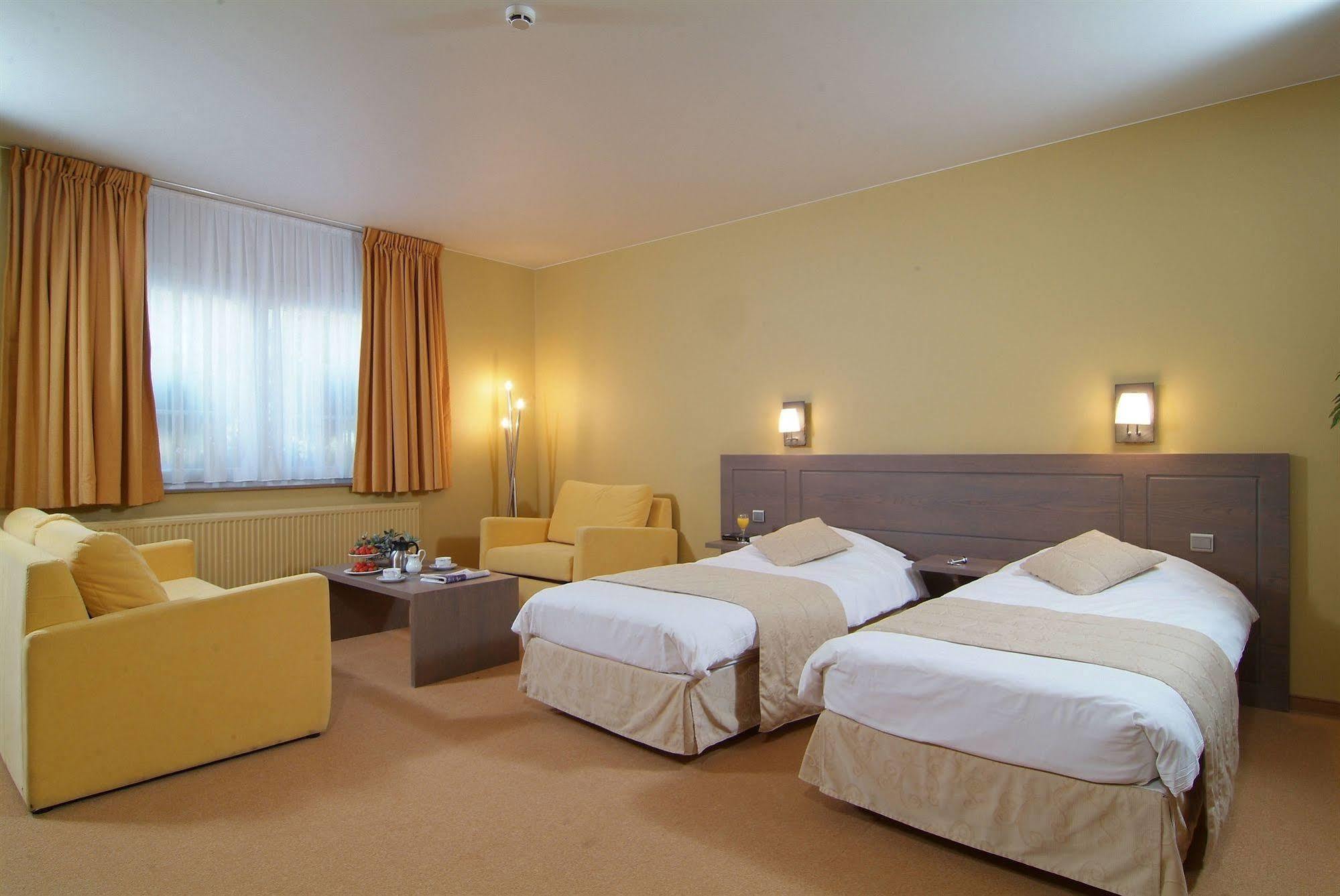 Hotel Den Hof Zelzate Exterior photo